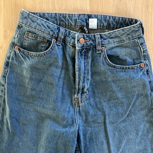 H&M Divided women’s jeans.  High rise, loose through leg. Size 2. - Picture 3 of 5